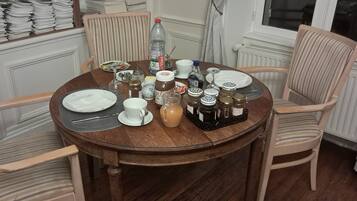 Petit déjeuner complet compris tous les jours