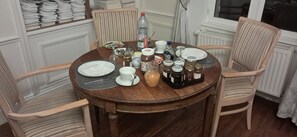 Free daily full breakfast - Chambres d'hôtes Château de Damigny (Saint-Martin-des-Entrees)