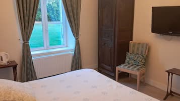 Doppel- oder Zweibettzimmer, barrierefrei, Erdgeschoss (Chambre Guillaume de Glos) | Schallisolierte Zimmer, BĂŒgeleisen/BĂŒgelbrett, kostenloses WLAN