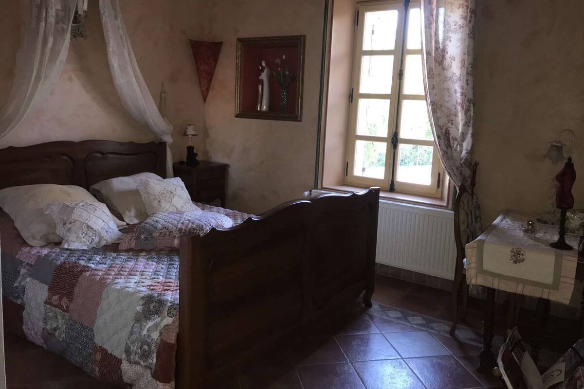 Double Room, Non Smoking | Living area | Flat-screen TV