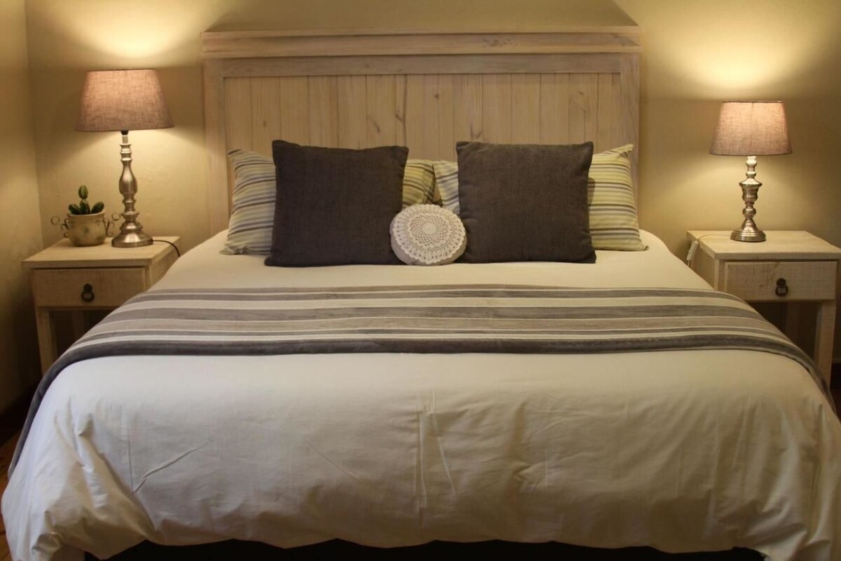 1 bedroom, down comforters, desk, laptop workspace
