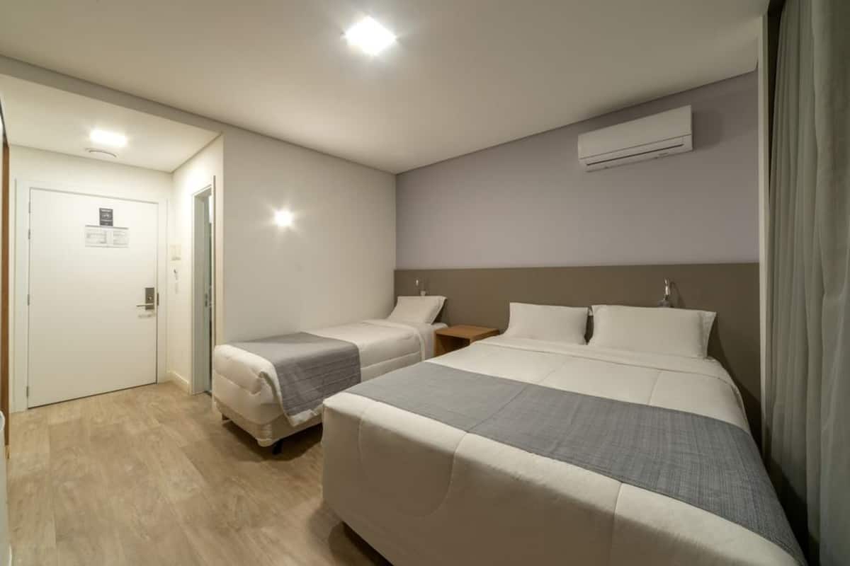 Quarto triplo luxo | 1 quarto, cofres nos quartos, escrivaninha