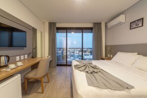 خزنة داخل الغرفة ومكتب ومساحة عمل للكمبيوتر المحمول وستائر تعتيم