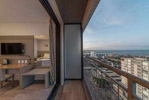 Caja de seguridad en la habitación y escritorio