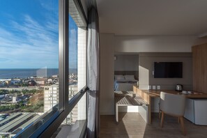 خزنة داخل الغرفة ومكتب ومساحة عمل للكمبيوتر المحمول وستائر تعتيم