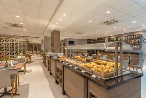 Se sirven desayunos, almuerzos y cenas; cocina brasileña