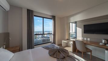 Luxury Room | In-room safe, desk, laptop workspace, blackout curtains