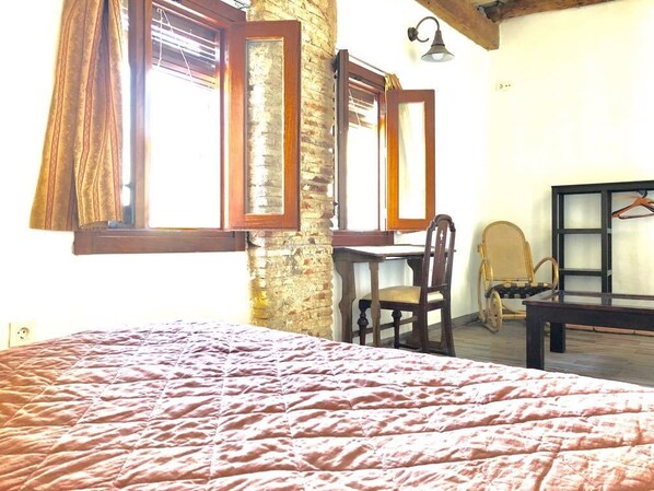 Chambre Double Tradition, 1 chambre, salle de bains privée | Lits pliants/supplémentaires, Wi-Fi gratuit, draps fournis