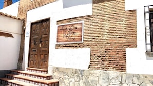 Un edificio con fachada de piedra, una puerta de madera y un letrero que dice "Casa de la Luna".