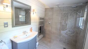 Superior Double Room, Non Smoking, Ensuite | Bathroom | Combined shower/bathtub, free toiletries, hair dryer, towels