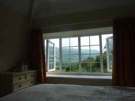 Sistema de insonorización, tabla de planchar con plancha y wifi gratis 