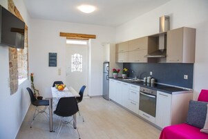 大冰箱、微波炉、烤箱、炉灶