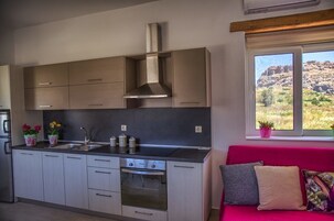 Geladeira grande, micro-ondas, fogão, cooktop