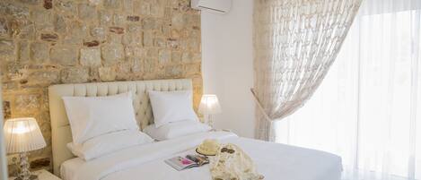 Escrivaninha, cortinas blackout, quartos à prova de som