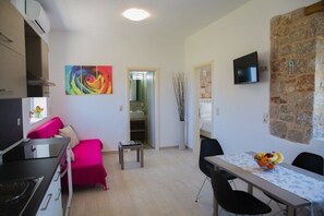 Flat-screen TV - G&K Stone Suites (Rhodes)