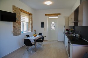 Full-size fridge, microwave, oven, stovetop - G&K Stone Suites (Rhodes)