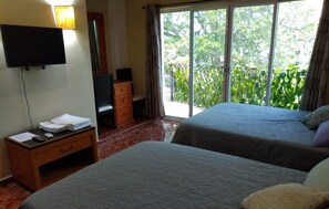 Phòng 4 Deluxe, 2 giường đôi | Trang trí khác biệt, trang bị nội thất với thiết kế riêng biệt, bàn 