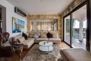 Deluxe Ev, Sigara İçilmez (Rock Star House) | Oturma odası | Düz ekran televizyon 