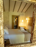 Quarto Especial | Minibar, in-room safe, free WiFi, bed sheets