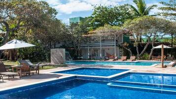 2 Außenpools, Liegestühle