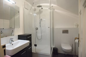 Apartment, 1 Bedroom | Bathroom | Shower, rainfall showerhead, hair dryer, towels