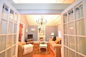 公寓, 2 间卧室, 无烟房 | 2 多间卧室、遮光窗帘、熨斗/熨衣板、免费折叠床/加床