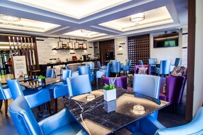 Family dining - Siangge Chuanfan Rock Resort (Hengchun)