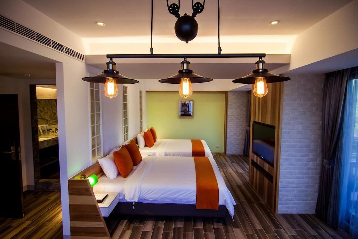Phòng 4 Deluxe | Bộ đồ giường cao cấp, chăn bông, bàn, phòng cách âm 