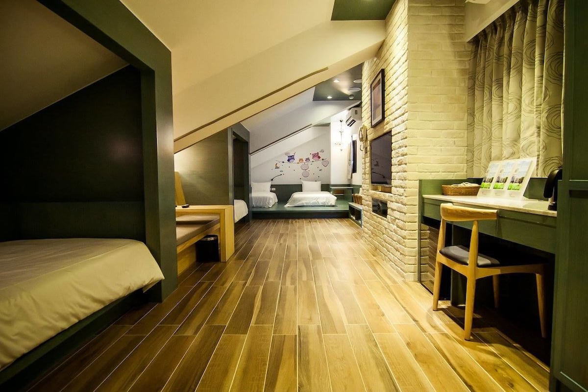Phòng Suite phong cách cổ điển | Bộ đồ giường cao cấp, chăn bông, bàn, phòng cách âm 