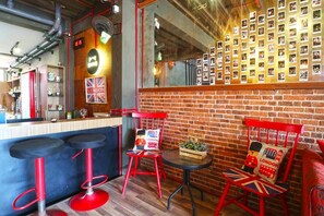 Lobby sitting area - Kamariska Hostel (Sidoarjo)
