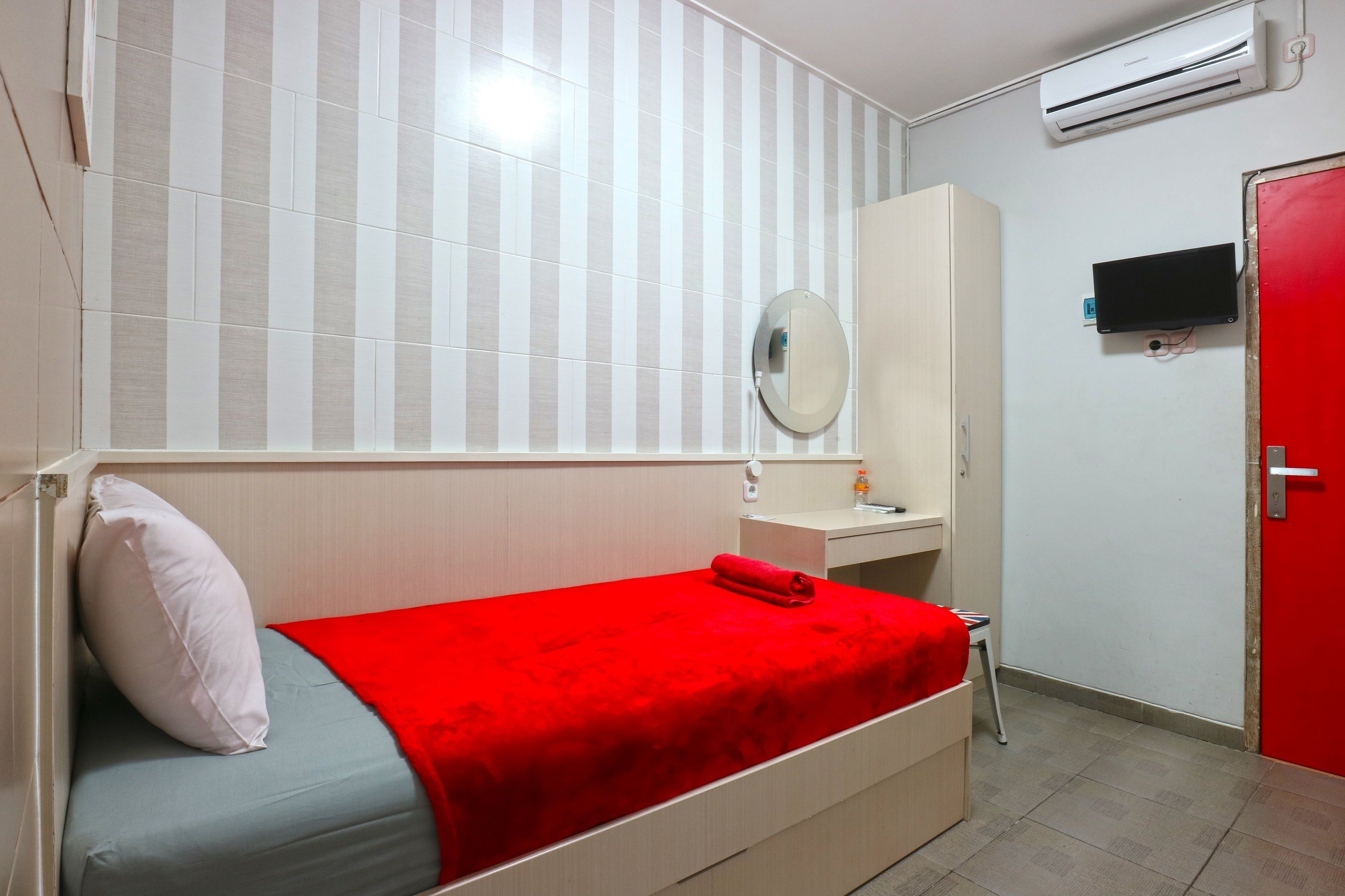 Kamar Single | Meja kerja, ruang kerja ramah laptop, dan tirai kedap cahaya