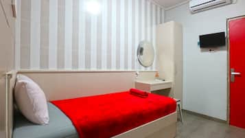 Kamar Single | Meja kerja, ruang kerja ramah laptop, dan tirai kedap cahaya