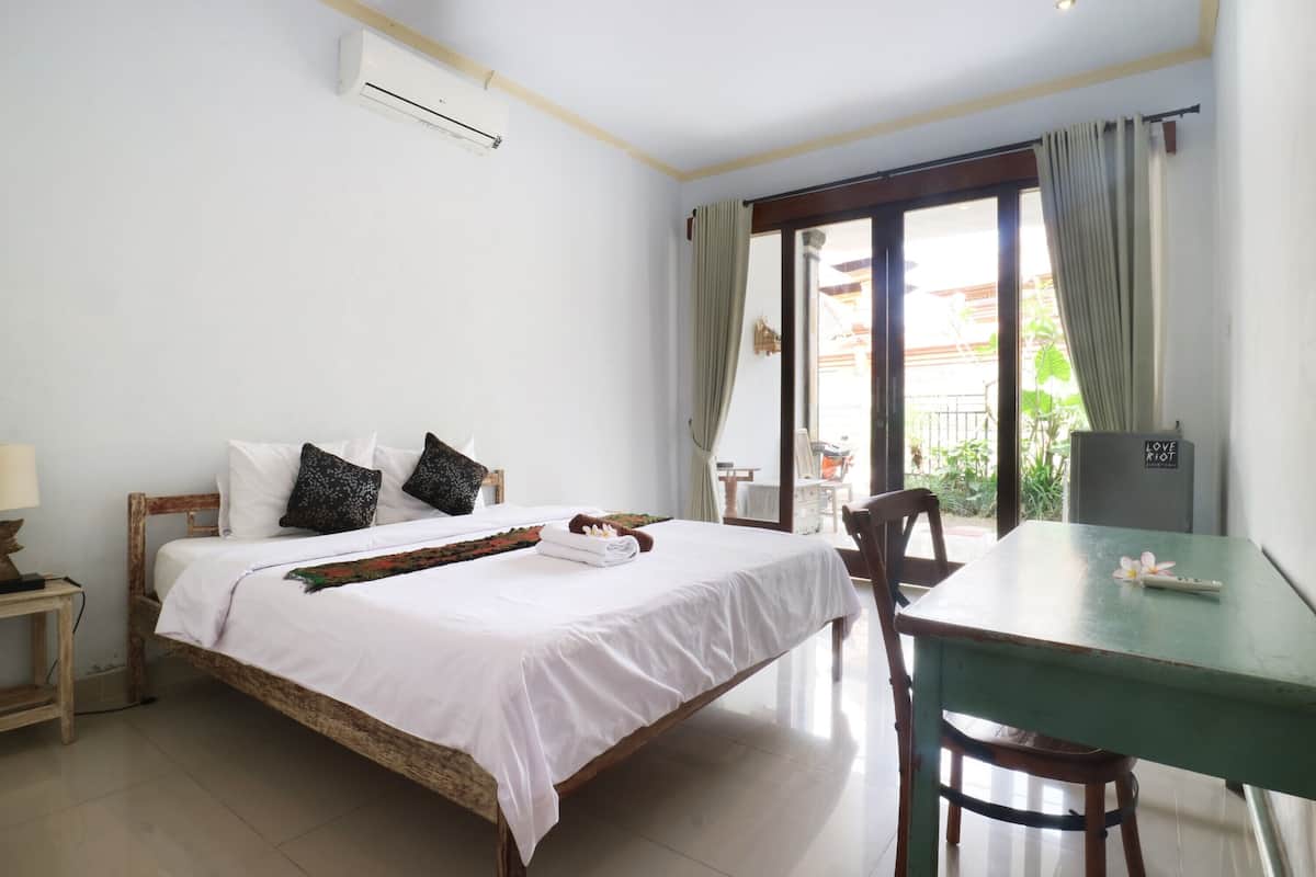 WiFi (free), bed sheets