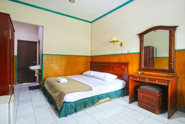 Desk, free WiFi, bed sheets