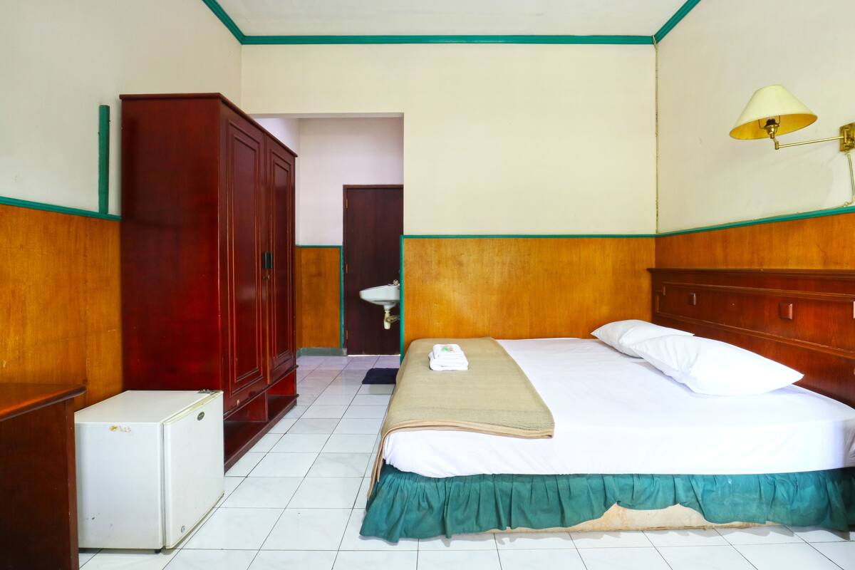 Desk, free WiFi, bed sheets