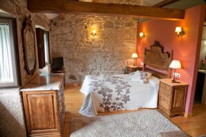 Bureau, chambres insonorisées, lits bébé (gratuits)