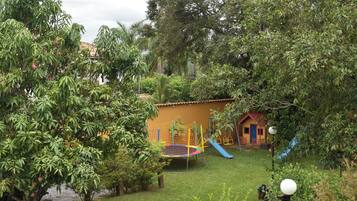 Área de juegos infantiles al aire libre