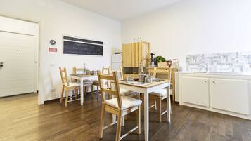 Colazione continentale, servita tutte le mattine (50 EUR a persona)