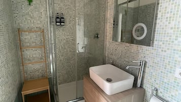 Shower, perlengkapan mandi gratis, pengering rambut, dan kloset
