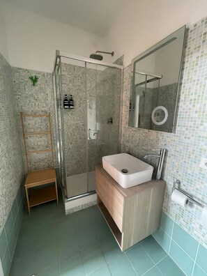 Douche, articles de toilette gratuits, sĂšche-cheveux, bidet