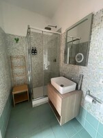 Ducha, artículos de tocador gratuitos, secador de pelo, bidet