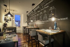 Lunch, dinner, brunch served; Italian cuisine 