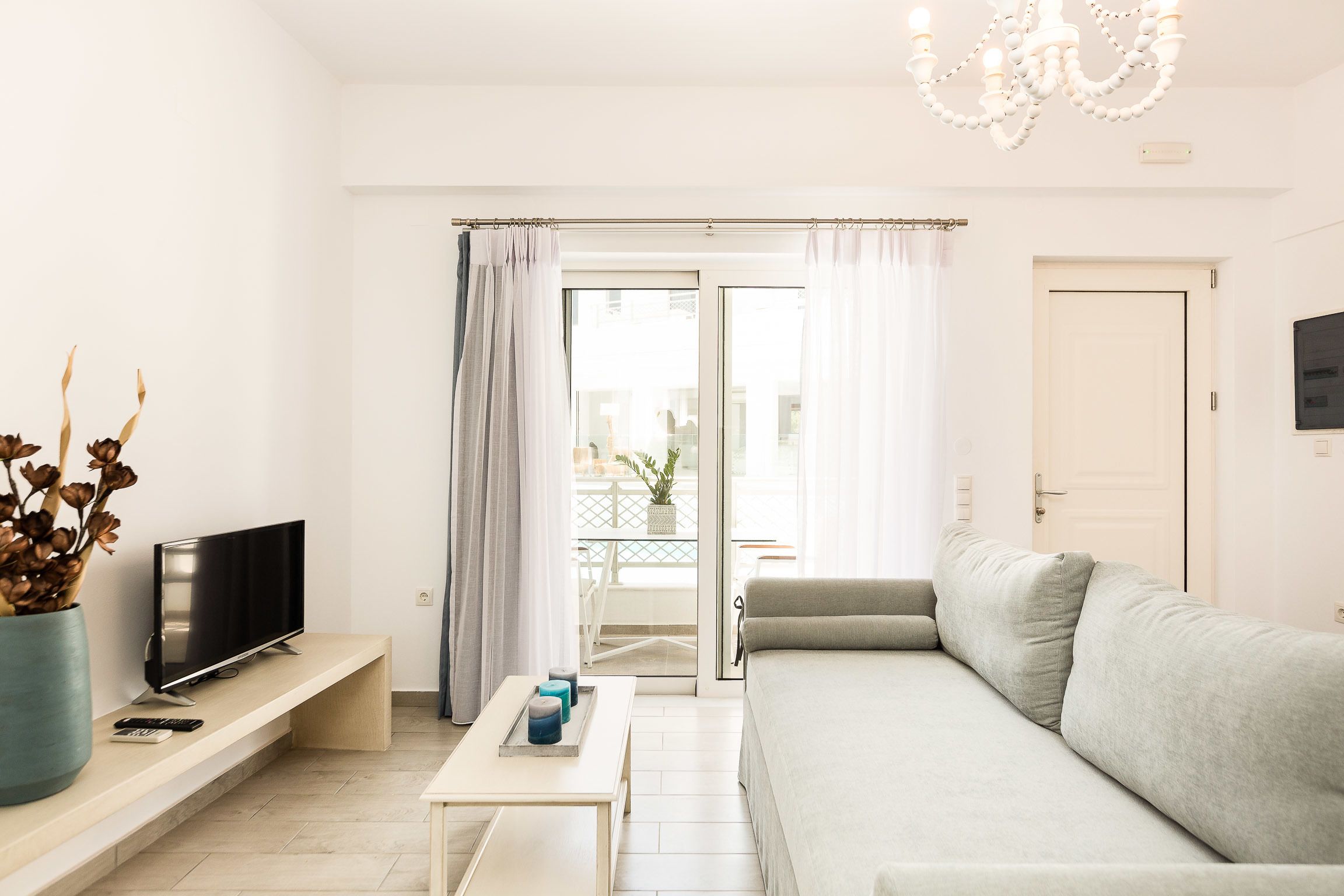 duplex, pool view | living room | flat-screen tv