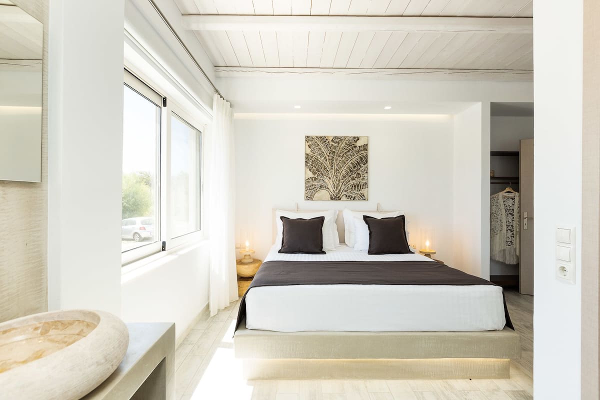 Suite, 2 soverom, bassengutsikt | Memory foam-senger, blendingsgardiner, lydisolert og strykejern/-brett