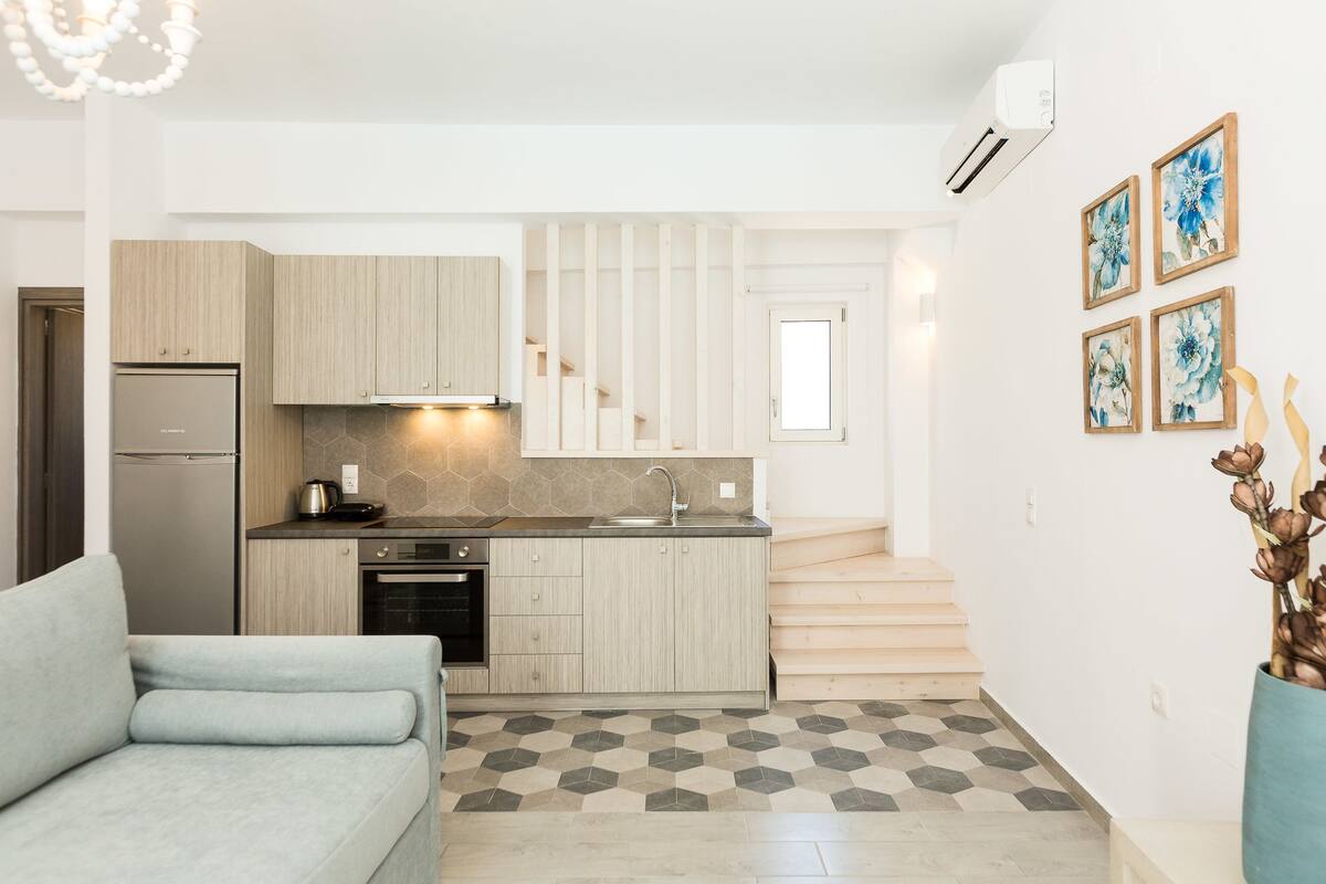 duplex, pool view | living area | flat-screen tv