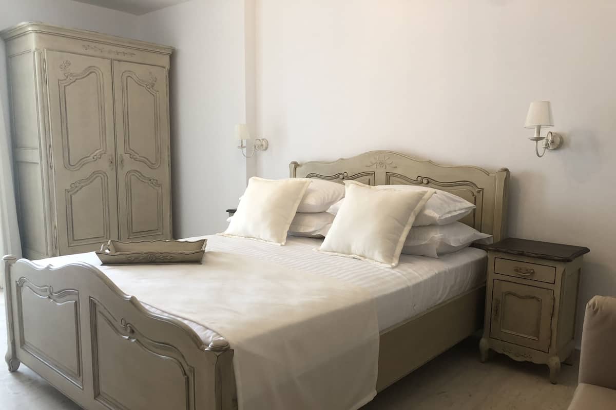 King Suite, Pool View | Memory foam-senger, blendingsgardiner, lydisolert og strykejern/-brett