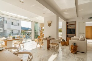 Desayuno con opciones de la cocina local diario (EUR 10 por persona)