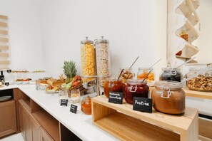 Desayuno con opciones de la cocina local todos los días (con cargo)