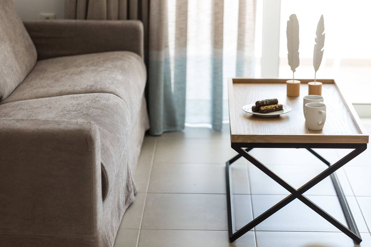 Suite – junior, bassengutsikt | Memory foam-senger, blendingsgardiner, lydisolert og strykejern/-brett