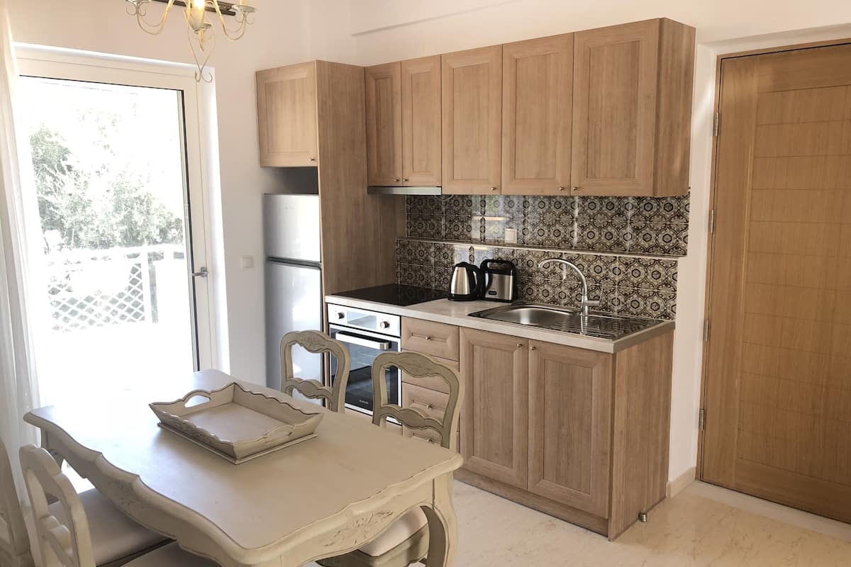 king suite, pool view | private kitchen | fridge, oven, stovetop, coffee/tea maker